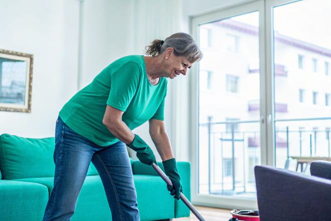 Eine Alltagsfee unterstützt eine ältere Dame im Haushalt in Leverkusen.