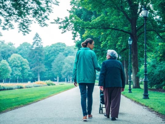 Alltagsfee begleitet einen Senior bei einem Spaziergang in Leverkusen.