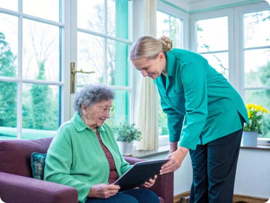 Die Alltagsfeen unterstützen eine Seniorin in ihrem Zuhause in Wuppertal.