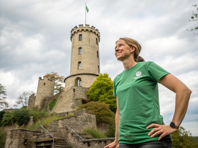 Eine lächelnde Alltagsfee vor der Sparrenburg in Bielefeld