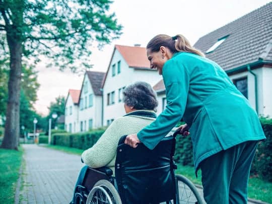 Freundliche Alltagsfee unterstützt eine Person im Rollstuhl in Lünen.