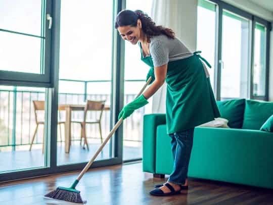 Eine Alltagsfee wischt den Boden in einer Wohnung in Marl.