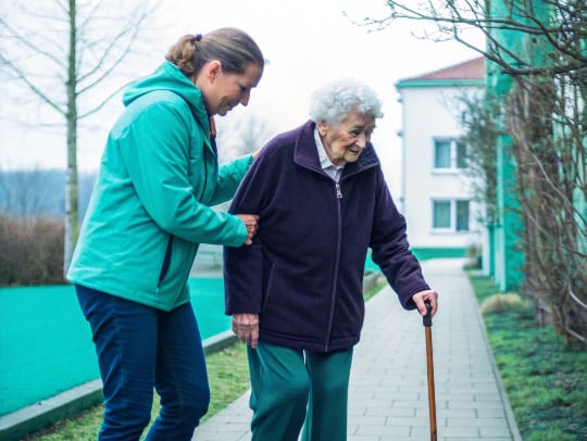 Freundliche Alltagsfee hilft einer Seniorin in Bad Oeynhausen