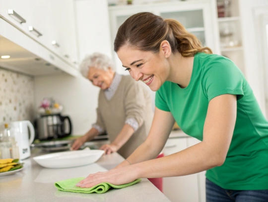 Eine Alltagsfee hilft einer Seniorin im Haushalt in Alsdorf.